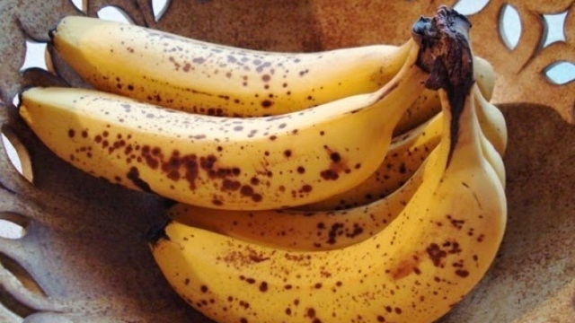 What-happens-with-your-body-when-you-eat-ripe-bananas-with-dark-spots