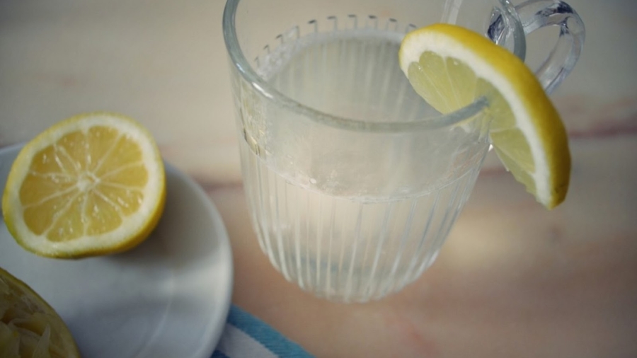 Voici20raisonspourBoirel25E225802599eaucitronn25C325A9echaquematinsurunestomacvide